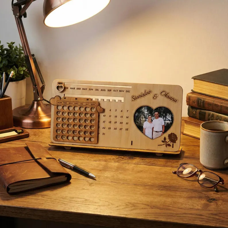 Personalizovani drveni ram sa večitim kalendarom